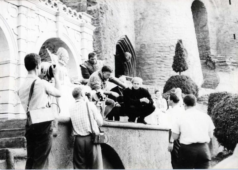 Mängufilmi Hamlet filmivõtted Vääna-Jõesuus. Foto keskel Vene filmirežissöör Grigori Kozintsev ja Hamleti osatäitja Innokenti Smoktunovski. Tallinnfilmi ringvaate pala filmivad Andres Sööt ja Vitali Gorbunov