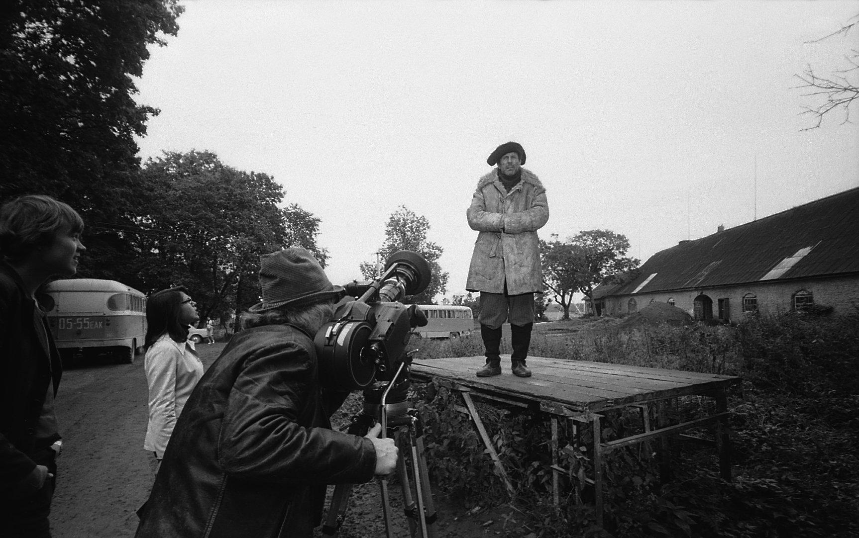 Bernhard Laipmann peab kõnet. Bernhard Laipmanni osas Evald Aavik, kaamera taga režissöör-operaator Mark Soosaar.