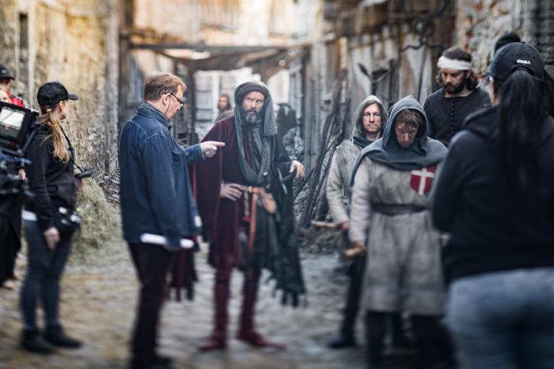 Mängufilm Apteeker Melchior (2022) - Fotod Robert Lang, Liisabet Valdoja, Jan Viljus, Eneli Rohtla, Ilja Smirnov, Anastassia Volkova, Gerli Tooming - Taska Film, Nafta Films, Apollo Film Productions, HansaFilm