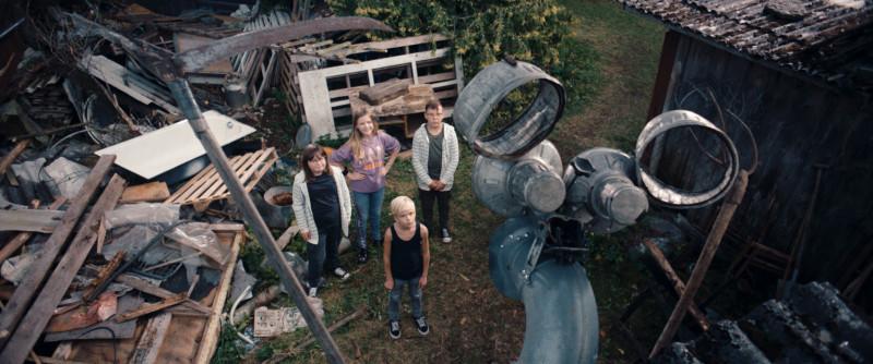 Elise Tekko, Nora Merivoo, Harri Merivoo, Roland Treima mängufilmis Kratt (2020) - Tallifornia