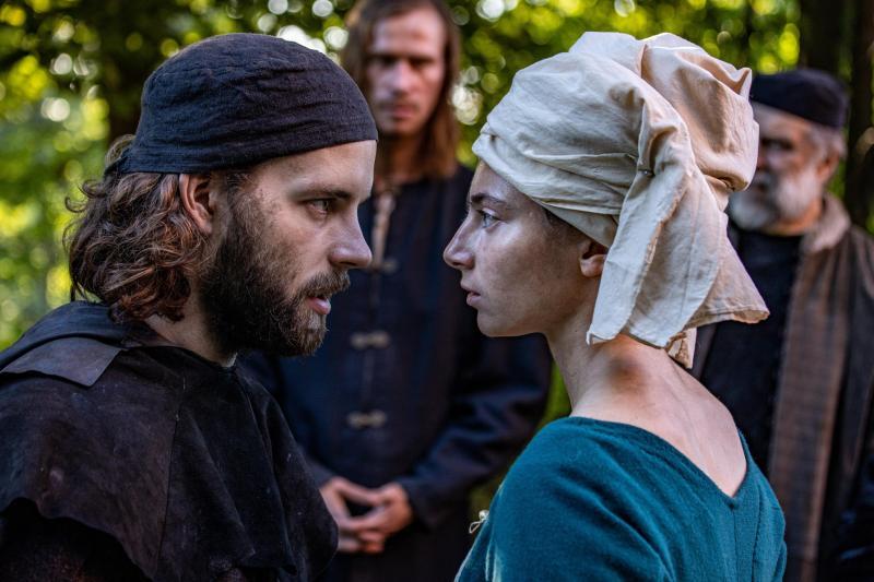 Märten Metsaviir ja Maarja Johanna Mägi mängufilmis Apteeker Melchior. Timuka tütar (2023) - Foto Robert Lang - Taska Film, Nafta Films, Apollo Film Productions, HansaFilm