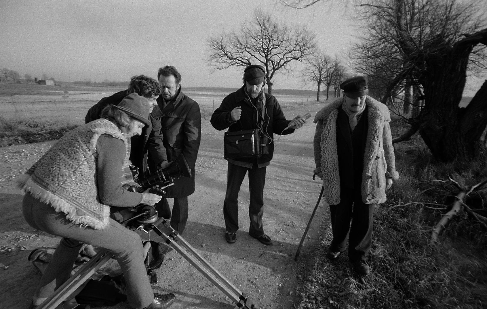 Lauluvanaga Audrus. Režissöör-operaator Mark Soosaar, operaatori assistent Kalle Jürgens, Riia filmistuudio kaameratehnik, helioperaator Enn Säde ja rahvalaulu esitaja, lauluvana Anton Kivi.