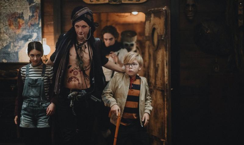 Florin Gussak, Nero Urke ja Herman Avandi mängufilmis Erik Kivisüda (2022) - Kaader filmist - Amrion, Paul Thiltges Distributions (Luksemburg)