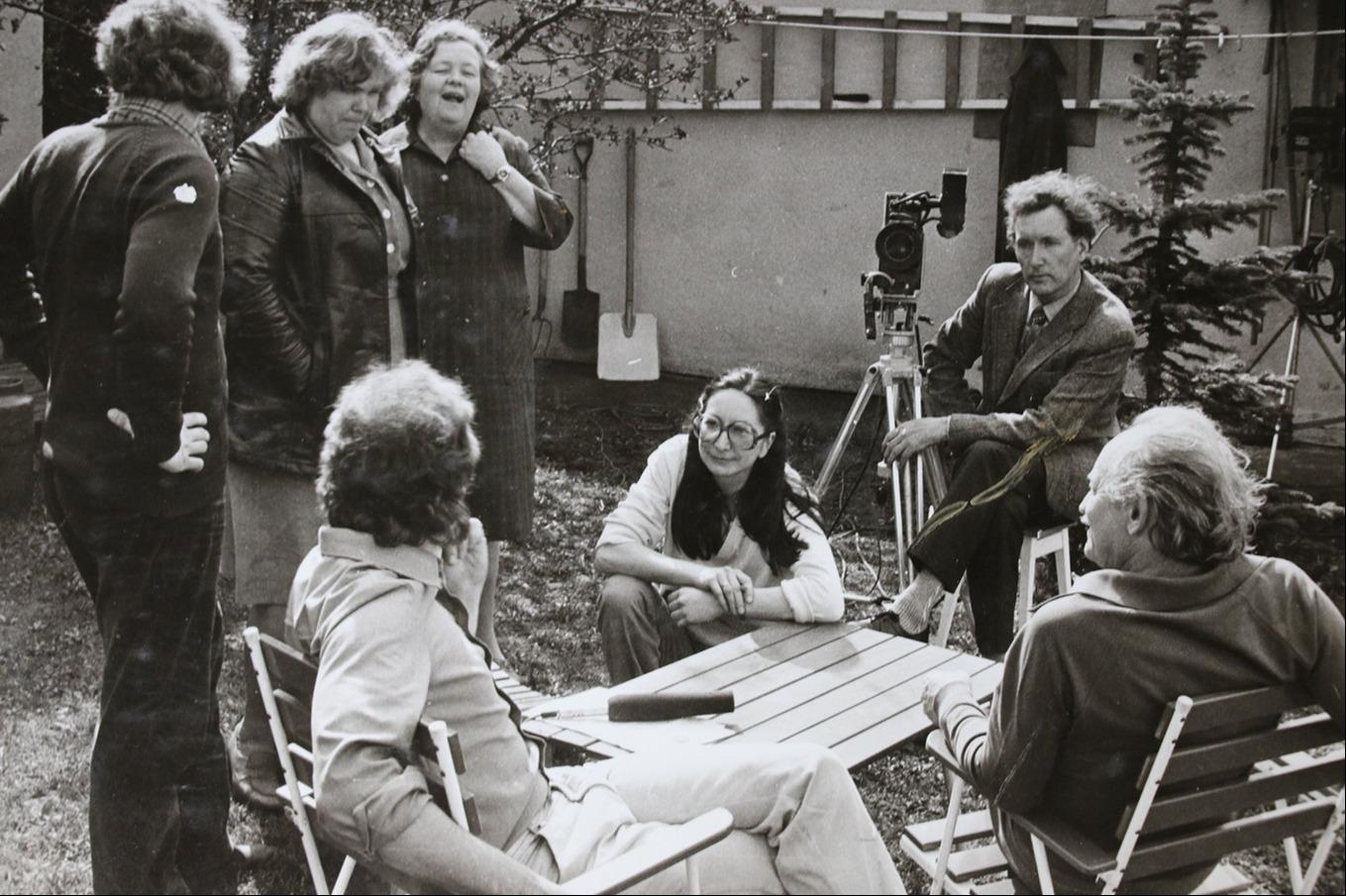 Telesaate „Isad ja pojad“ (1983) filmimine. Filmivad Ene-Maris Tali, Virve Koppel, Heiki Meeri, Marina Mälk, Ants Uus ja näitleja Jüri Järvet - Jüri Järveti fotoalbum - Perekond Järveti kogu