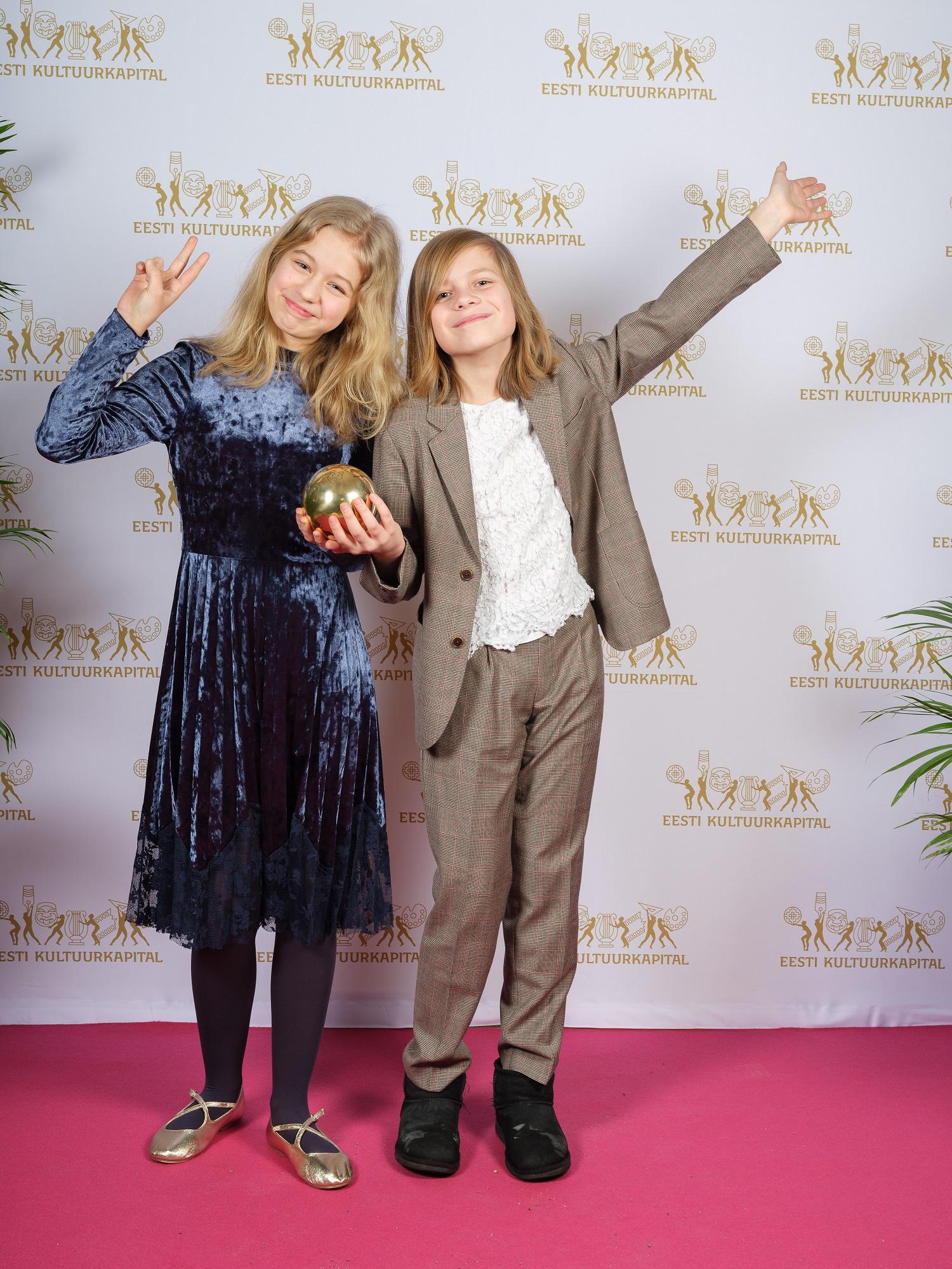 Mängufilmi Eia jõulud Tondikakul Eia osatäitja Paula Rits ja mängufilmi Seltsimees laps Leelo osatäitja Helena Maria Reisner Eesti Kultuurkapitalli auhinnagalal - Foto Arbo Rae - Eesti Kultuurkapital