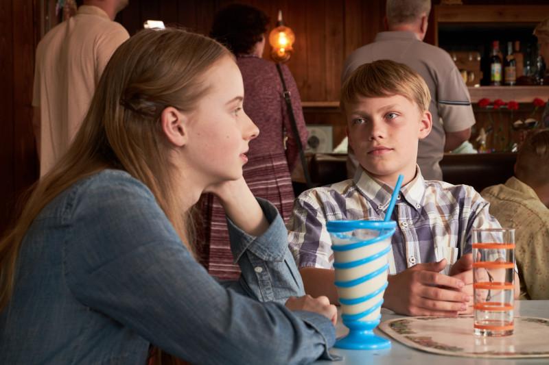 Aurora Aleksandra Künnapas ja Rasmus Ermel mängufilmis Vee peal (2020) - Filmivabrik