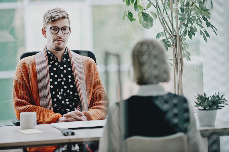 Henrik Kalmet mängufilmis Sandra saab tööd (2021) - Foto Ken Mürk, Kristjan Mõru - Kopli Kinokompnii