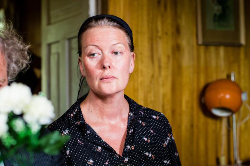 Merle Palmiste mängufilmis Eesti matus (2021) - Foto Robert Lang - Taska Film, Apollo Film Productions, Filmivabrik