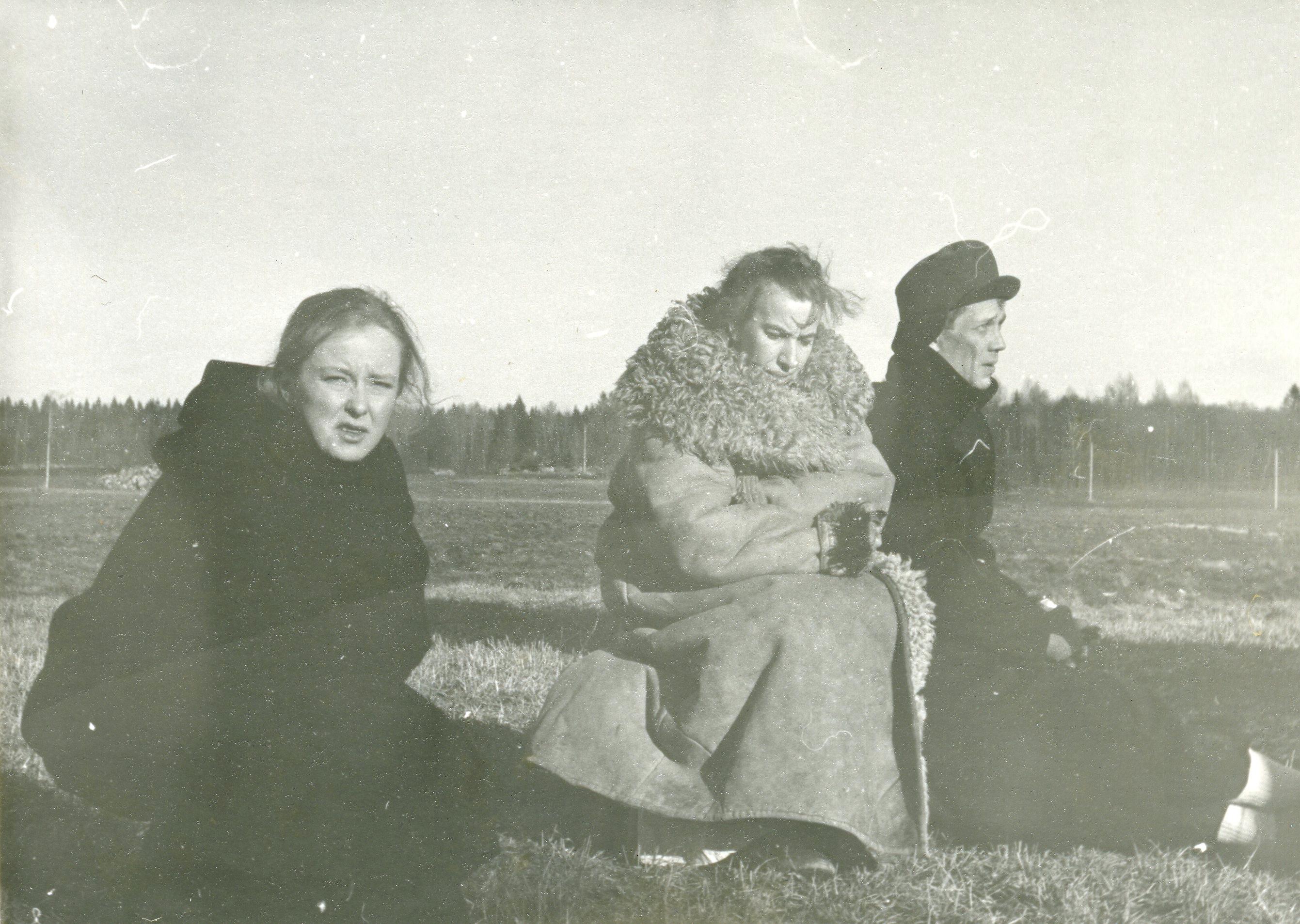 Vennaru Linda ostäitja Katrin Kohv, Salme Petersoni osatäitja Anne Paluver, II vallamehe osatäitja Rein Oja - Foto Kadi Talpsepp