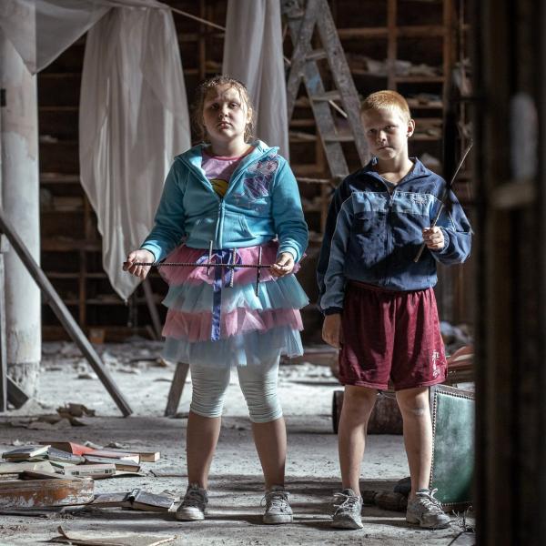 Laura Vahtre ja Kimi Reiko Pilipenko mängufilmis Tagurpidi torn (2022) - Foto Heikki Leis - Stellar Film, Studio Locomotive