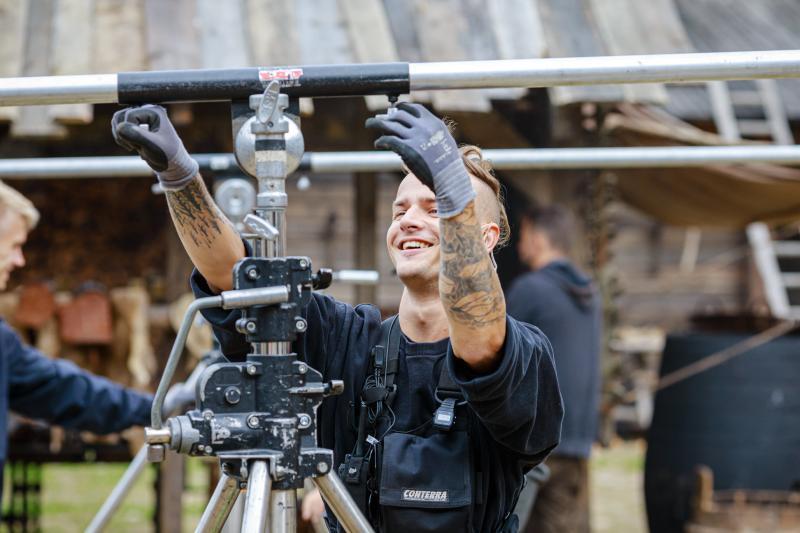 Mängufilm Apteeker Melchior (2022) - Fotod Robert Lang, Liisabet Valdoja, Jan Viljus, Eneli Rohtla, Ilja Smirnov, Anastassia Volkova, Gerli Tooming - Taska Film, Nafta Films, Apollo Film Productions, HansaFilm
